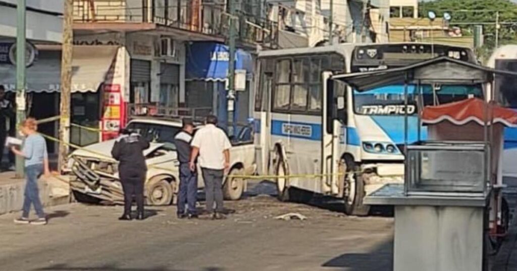 Colisión en el Centro Histórico de Tampico deja dos heridos