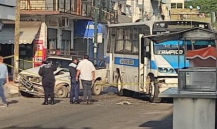 Colisión en el Centro Histórico de Tampico deja dos heridos