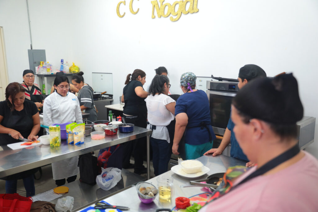 Aprenden ciudadanas “Sabores del Mundo” en Taller de Oficio UNE