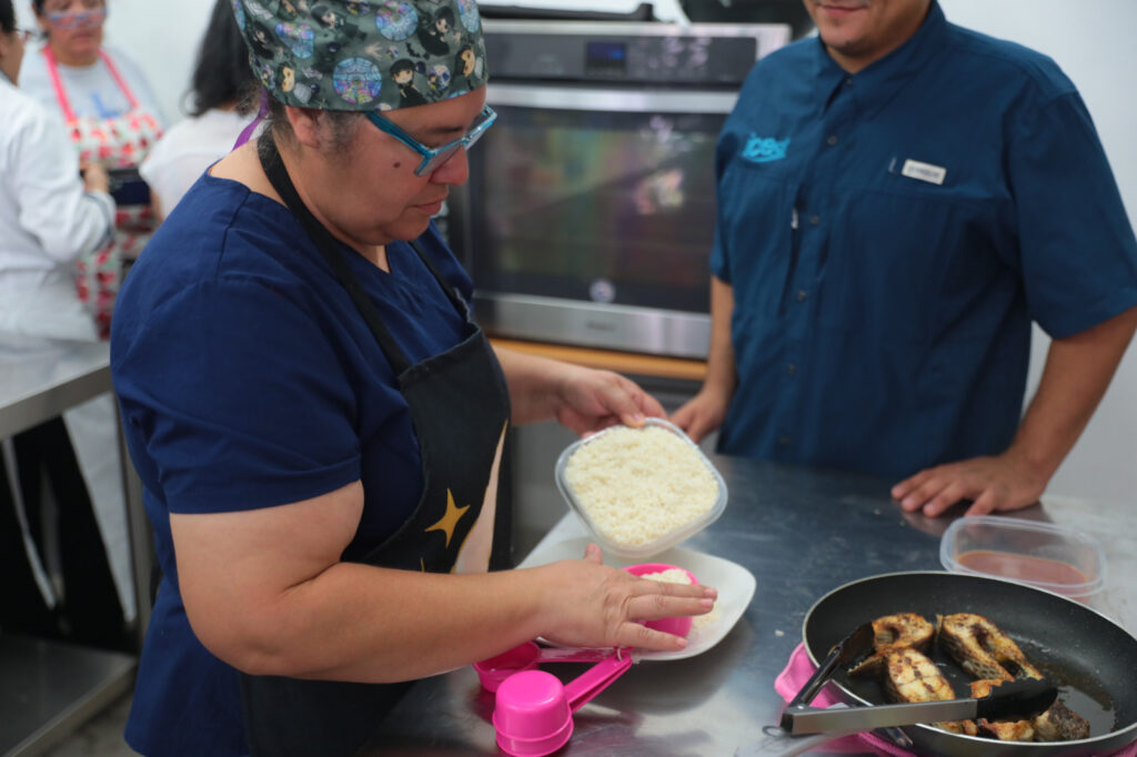 Aprenden ciudadanas “Sabores del Mundo” en Taller de Oficio UNE