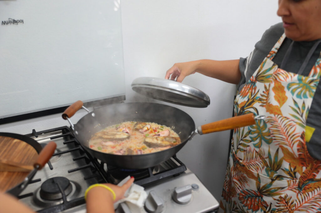 Aprenden ciudadanas “Sabores del Mundo” en Taller de Oficio UNE