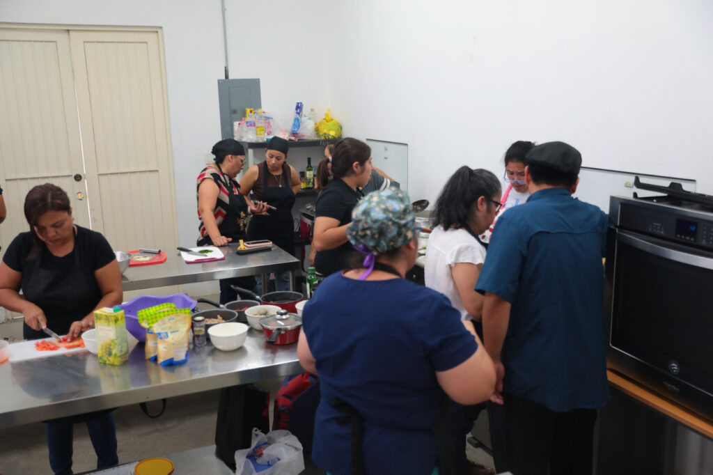 Aprenden ciudadanas “Sabores del Mundo” en Taller de Oficio UNE