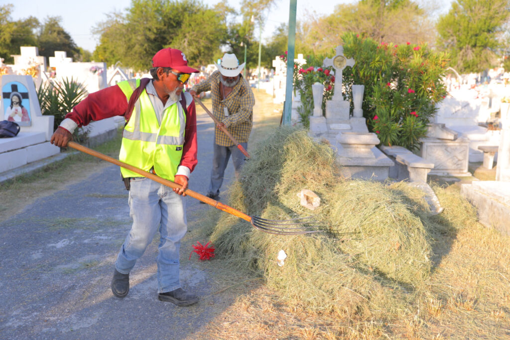 Preparan panteones de Nuevo Laredo para festejos por día de muertos