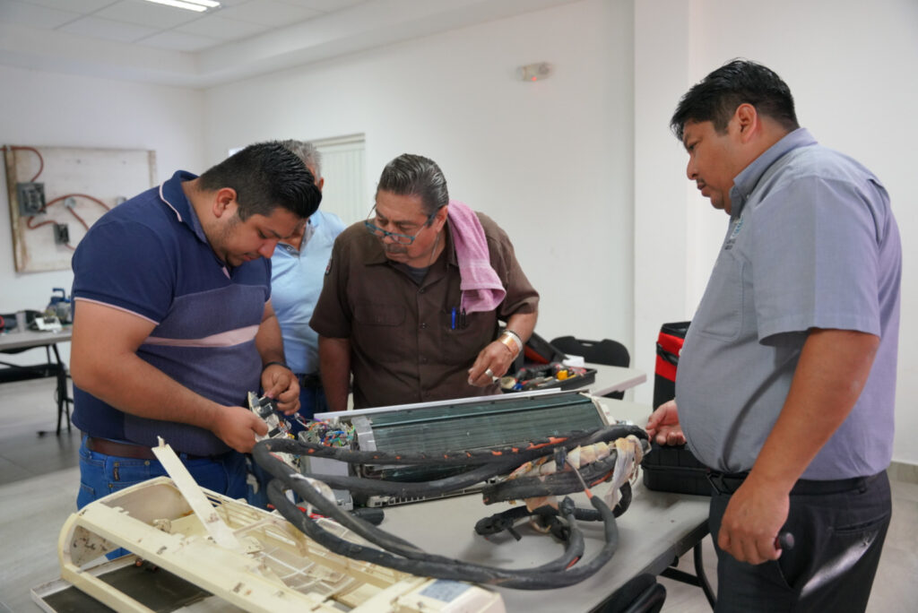 Neolaredenses aprenden nuevas habilidades en Talleres de Oficio