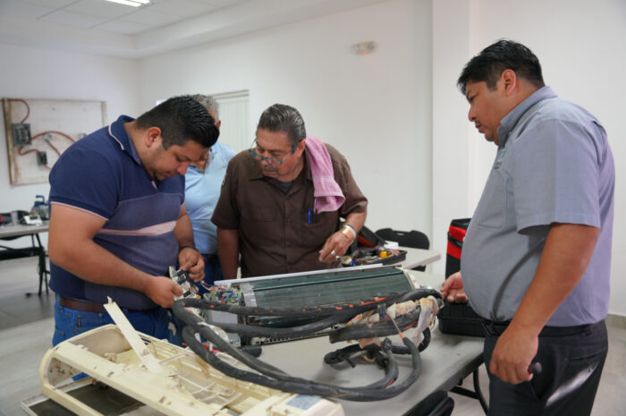 Neolaredenses aprenden nuevas habilidades en Talleres de Oficio