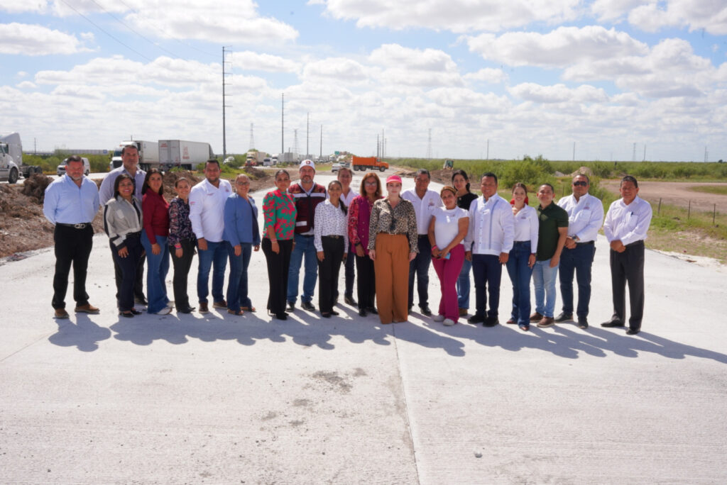 Supervisan alcaldesa Carmen Lilia Canturosas junto a cabildo avance de obra en Carretera Federal Mex II