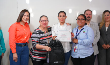 Entrega CECATI certificado de operadoras de autotransporte a mujeres becadas por INMUJER Nuevo Laredo