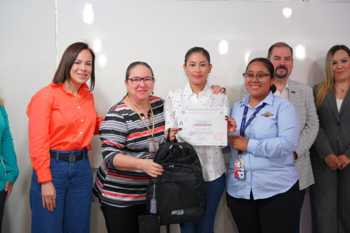 Entrega CECATI certificado de operadoras de autotransporte a mujeres becadas por INMUJER Nuevo Laredo