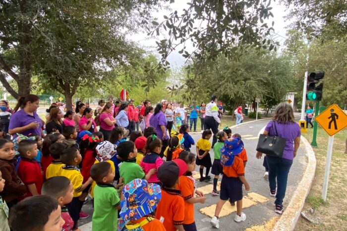 Niños y padres de familia se divierten y aprenden en Escuelita Vial en Nuevo Laredo