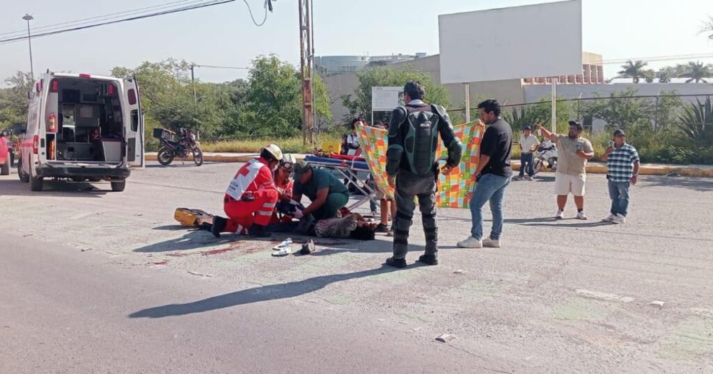 Pareja en motocicleta resulta herida en choque frente al Planetario de Ciudad Victoria