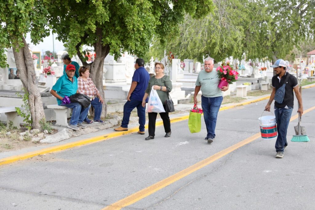 Agradecen Neolaredenses limpieza y organización en panteones municipales