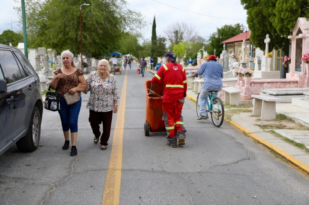 Agradecen Neolaredenses limpieza y organización en panteones municipales