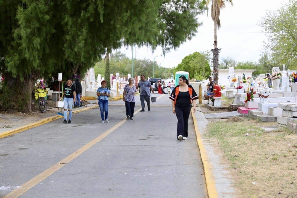 Agradecen Neolaredenses limpieza y organización en panteones municipales