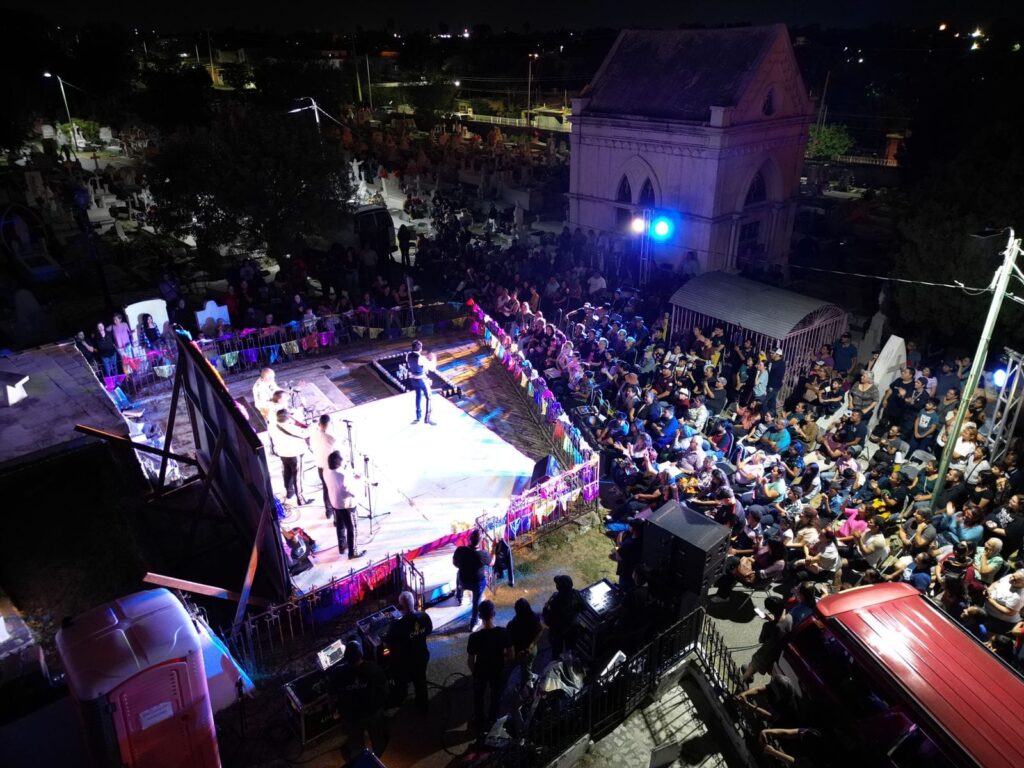 Disfrutan familias de Festival de Día de Muertos en Antiguo Panteón Municipal de Nuevo Laredo