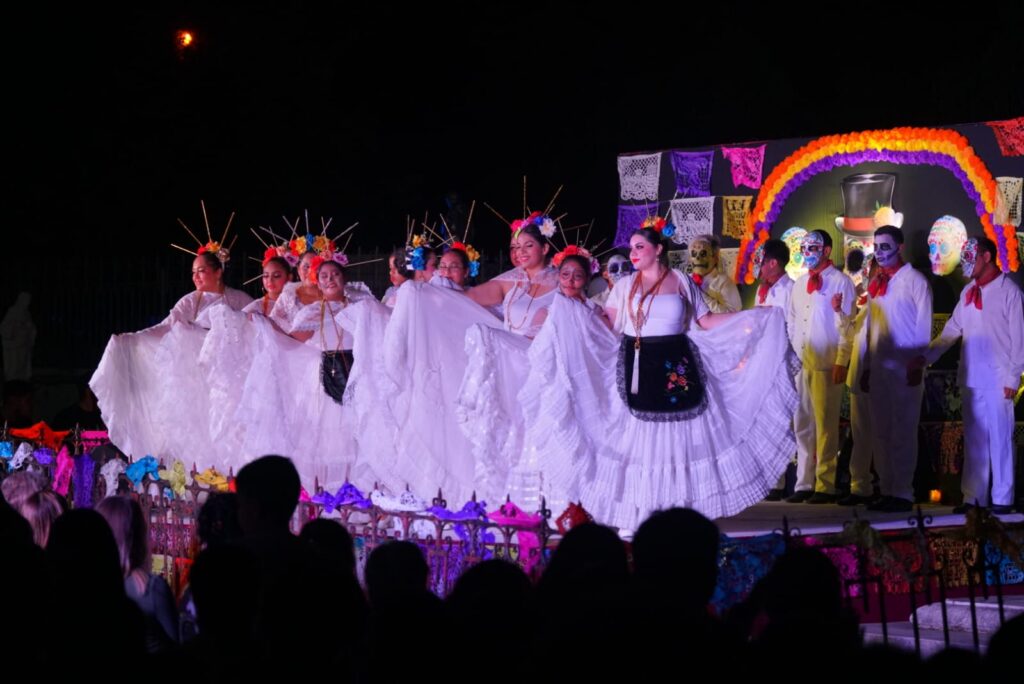 Disfrutan familias de Festival de Día de Muertos en Antiguo Panteón Municipal de Nuevo Laredo