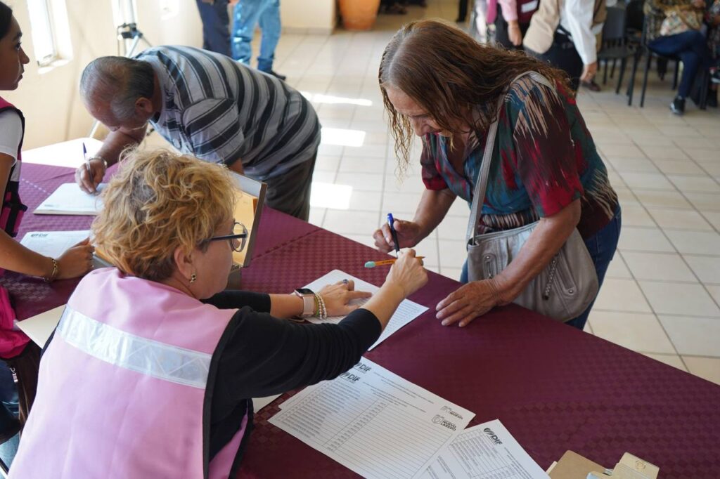 DIF Nuevo Laredo entrega estímulo económico a los adultos mayores del programa de Educación Vial