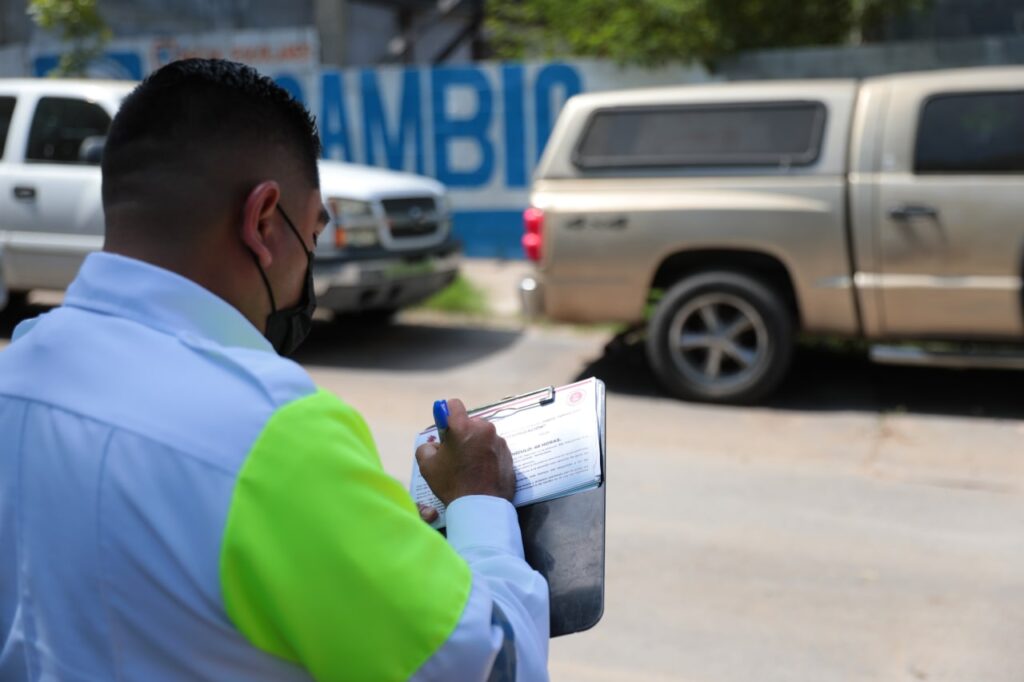 Avanza programa de deschatarrización; Remueven 70 vehículos abandonados en colonia Los Arcos de Nuevo Laredo