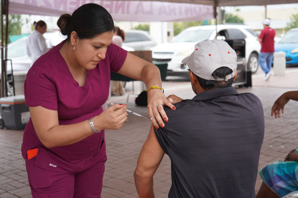 Vacuna Gobierno de Nuevo Laredo a más de mil 800 ciudadanos contra influenza y covid; Anuncia alcaldesa nueva jornada drive thru