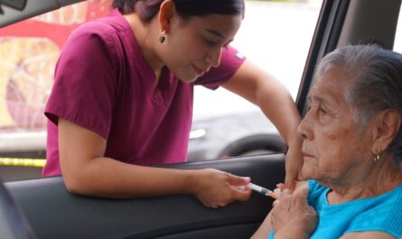 Responde ciudadanía a jornada de vacunación drive thru contra influenza y covid en Nuevo Laredo