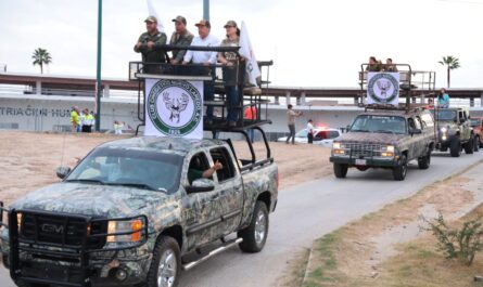 Desfilan cazadores y pescadores previo a la temporada cinegética 2024-2025 en Nuevo Laredo