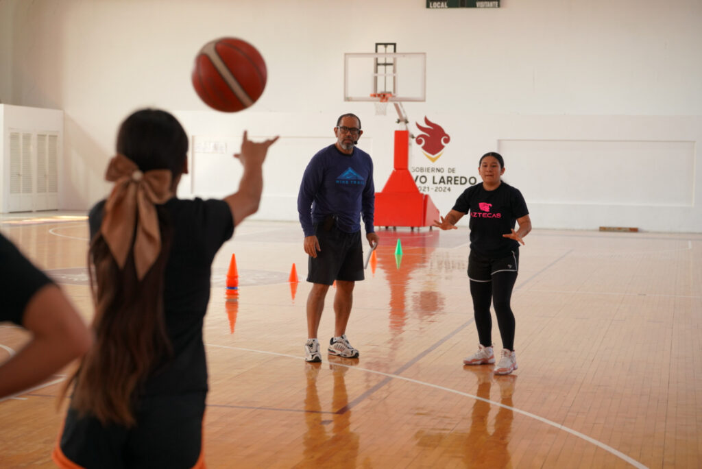 Gobierno de Nuevo Laredo impulsa el deporte con exitosa “Clínica de Básquetbol para Entrenadores”