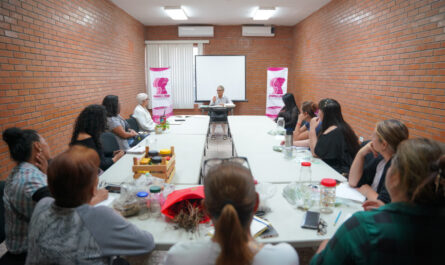 Conocen secretos ancestrales de las plantas en taller de herbolaria impulsado por INMUJER Nuevo Laredo
