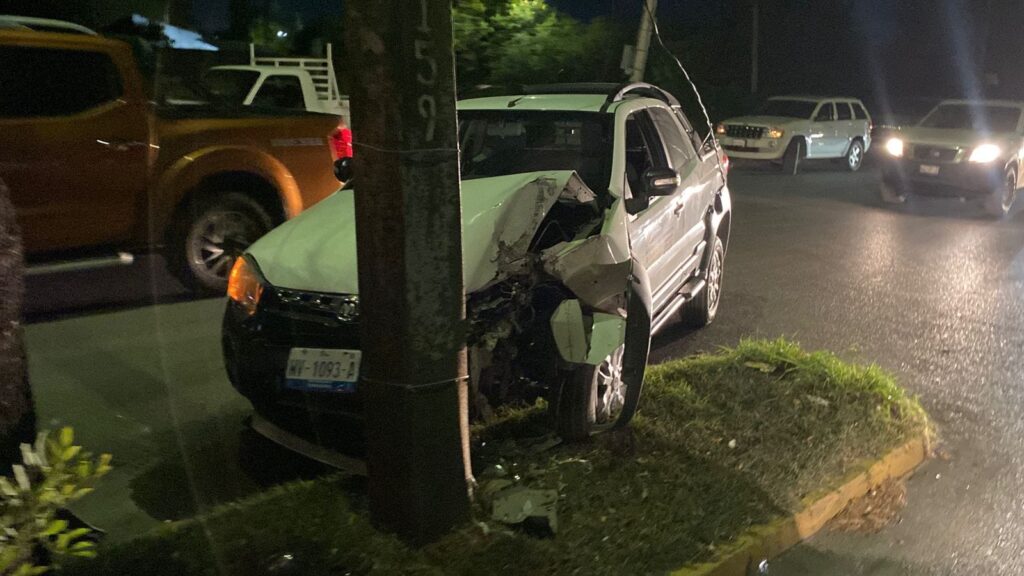 Hombre mayor pierde el control y se estrella contra luminaria en Ciudad Victoria