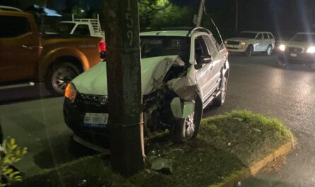 Hombre mayor pierde el control y se estrella contra luminaria en Ciudad Victoria