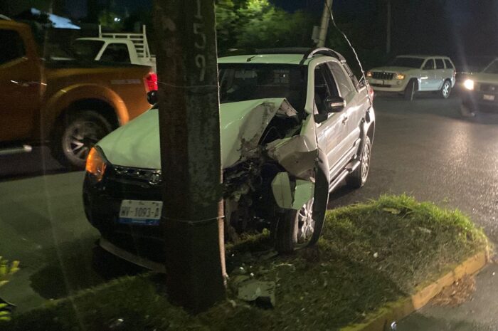 Hombre mayor pierde el control y se estrella contra luminaria en Ciudad Victoria