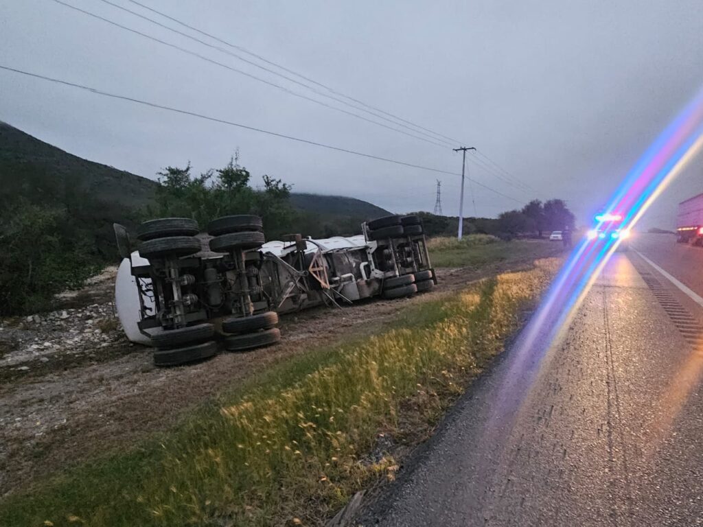 Abandonan auto tanque volcado en carretera Zaragoza-Victoria