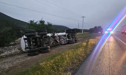 Abandonan auto tanque volcado en carretera Zaragoza-Victoria