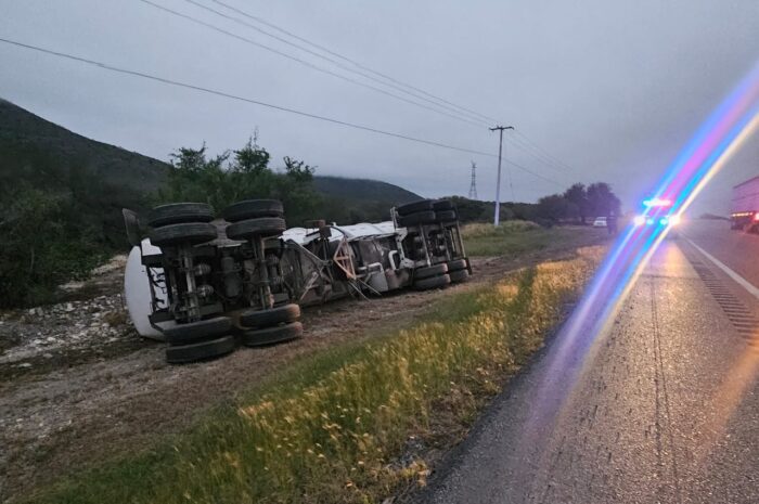 Abandonan auto tanque volcado en carretera Zaragoza-Victoria
