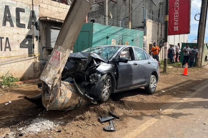 Automóvil se estrella contra poste en Altamira: cinco heridos