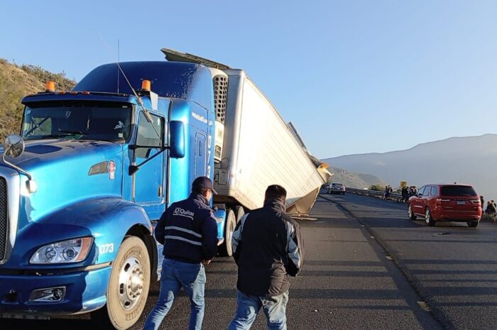 Rapiña de cajas de pollo tras avería de tráiler en carretera de Jaumave