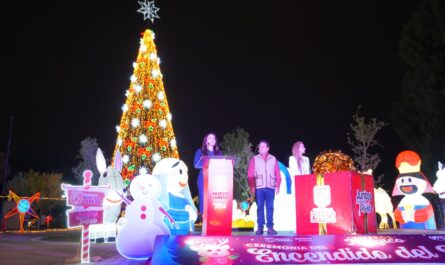 Encienden alcaldesa Carmen Lilia Canturosas junto a cientos familias árbol de navidad en el Viveros Mágico