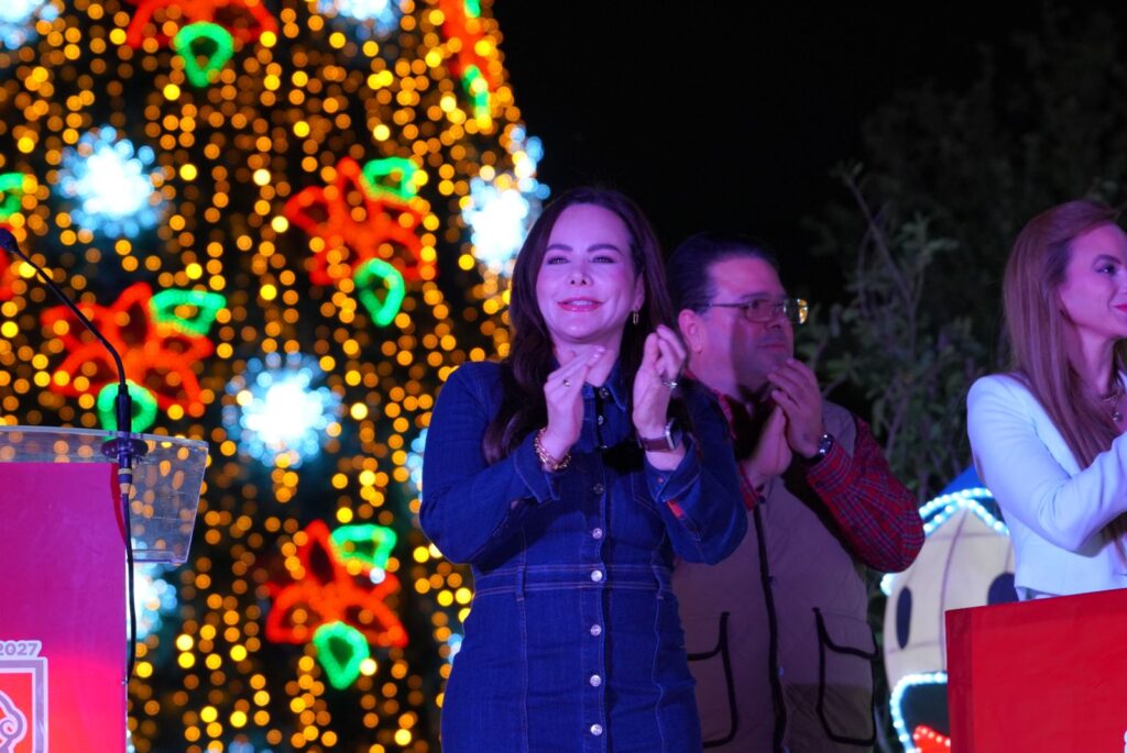 Encienden alcaldesa Carmen Lilia Canturosas junto a cientos familias árbol de navidad en el Viveros Mágico Encienden alcaldesa Carmen Lilia Canturosas junto a cientos familias árbol de navidad en el Viveros Mágico