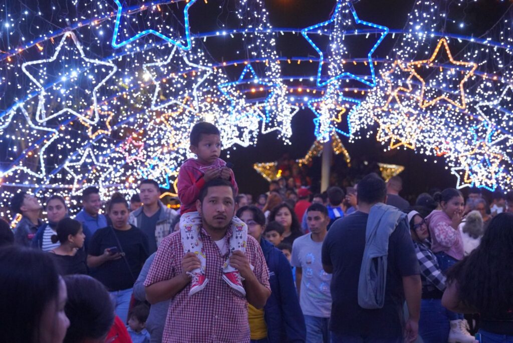 Encienden alcaldesa Carmen Lilia Canturosas junto a cientos familias árbol de navidad en el Viveros Mágico Encienden alcaldesa Carmen Lilia Canturosas junto a cientos familias árbol de navidad en el Viveros Mágico