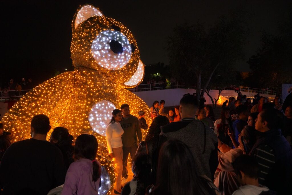 Encienden alcaldesa Carmen Lilia Canturosas junto a cientos familias árbol de navidad en el Viveros Mágico Encienden alcaldesa Carmen Lilia Canturosas junto a cientos familias árbol de navidad en el Viveros Mágico