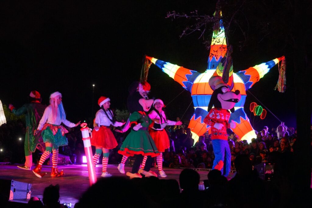 Encienden alcaldesa Carmen Lilia Canturosas junto a cientos familias árbol de navidad en el Viveros Mágico Encienden alcaldesa Carmen Lilia Canturosas junto a cientos familias árbol de navidad en el Viveros Mágico