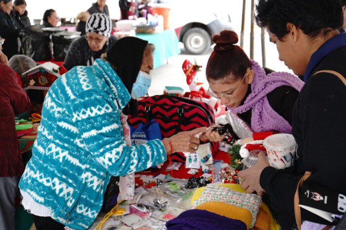 Con amor y dedicación, alumnas de DIF Nuevo Laredo ponen a la venta sus creaciones navideñas