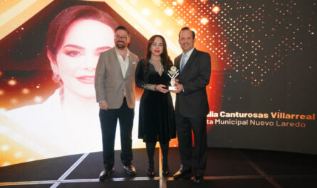 Carmen Lilia Canturosas recibe premio ALFA por fortalecer el comercio entre los dos Laredos
