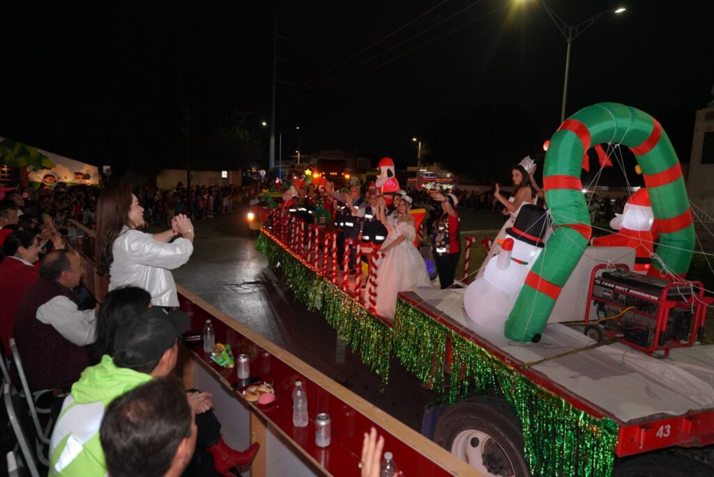 La magia de la navidad ilumina las calles de Nuevo Laredo con tradicional desfile navideño