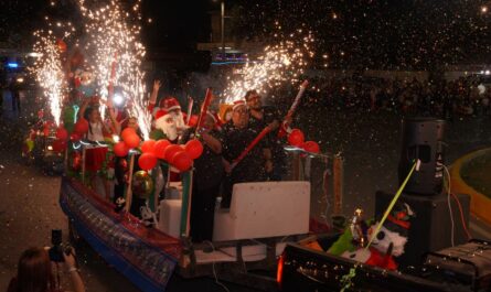 La magia de la navidad ilumina las calles de Nuevo Laredo con tradicional desfile navideño