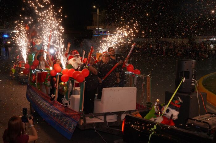 La magia de la navidad ilumina las calles de Nuevo Laredo con tradicional desfile navideño