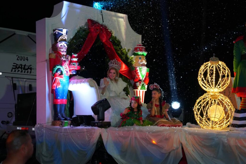 La magia de la navidad ilumina las calles de Nuevo Laredo con tradicional desfile navideño