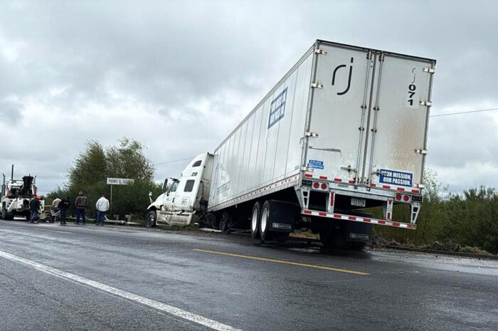 Conductor de tráiler se salva de accidente grave en Nuevo Laredo