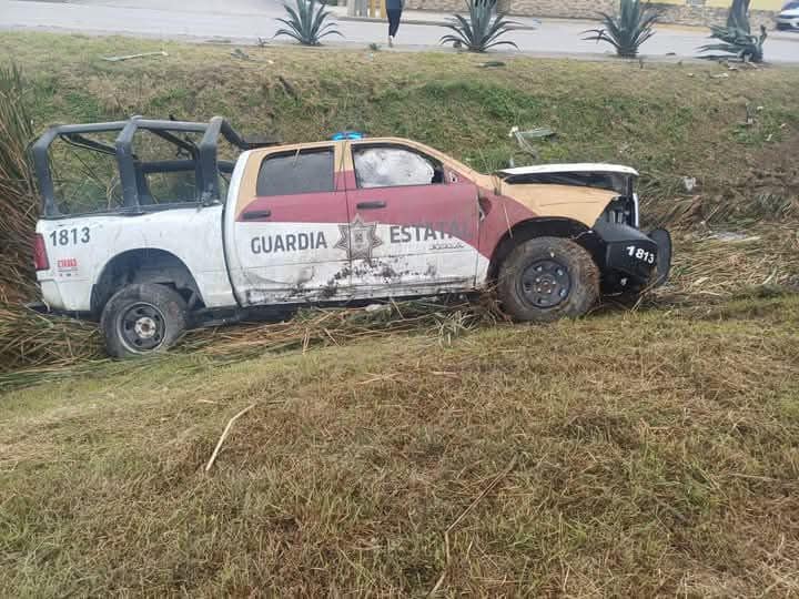 Patrulla de la Guardia Estatal termina en canal tras volcadura