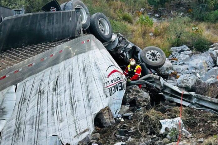 Trailero pierde la vida tras caer a barranco en la carretera Rumbo Nuevo