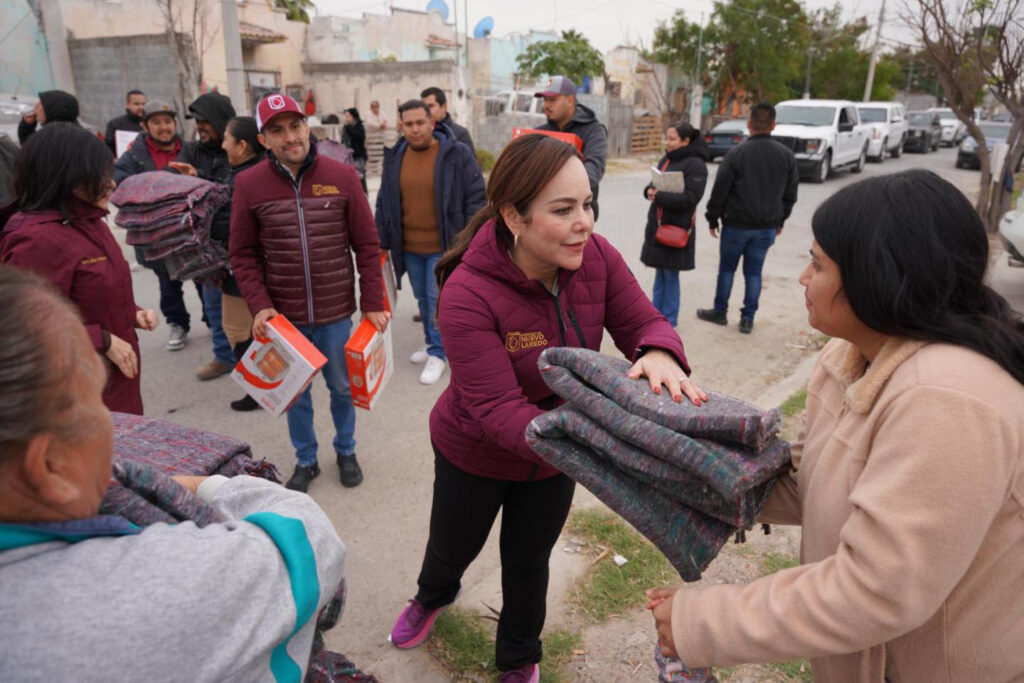 Entregan alcaldesa Carmen Lilia Canturosas y DIF cobertores y calentadores a familias del poniente de Nuevo Laredo Entregan alcaldesa Carmen Lilia Canturosas y DIF cobertores y calentadores a familias del poniente de Nuevo Laredo