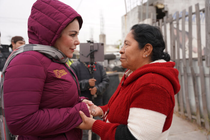 Habitantes al poniente de Nuevo Laredo agradecen a alcaldesa Carmen Lilia Canturosas entrega de cobertores y calentadores